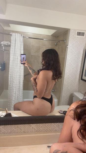Amoura, 22  female escort, Eugene
